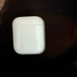 I am seeking my airpods. Only has the left side